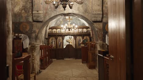 Dentro-De-Una-Iglesia-Griega,-Hermosa-Capilla-Antigua-Con-Hagiografía