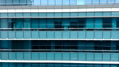 Vorbei-An-Einem-Blauen-Firmengebäude-In-Singapur,-Während-Man-In-Einer-Seilbahn-Gleitet-–-Pov
