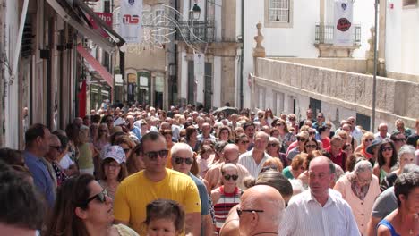 Riesige-Menschenmenge-Gemischter-Männer-Und-Frauen-Mit-Kindern-Bei-Heißem-Wetter-In-Portugal