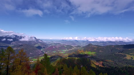 Impresionante-Vista-Del-Paisaje-Montañoso-Con-Colorida-Vegetación-Y-Cielo-Azul.