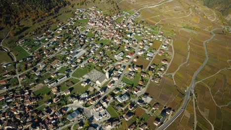 Pueblo-De-Erde-En-Conthey,-Valais,-Suiza-Durante-El-Otoño---Toma-Aérea