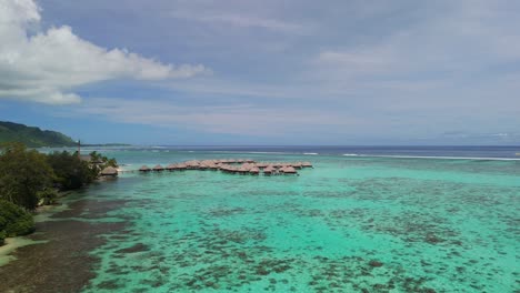 Filmischer-Drohnenflug-über-Die-Lagune-In-Tahiti-Mit-Überwasserbungalows-Im-Hotelresort