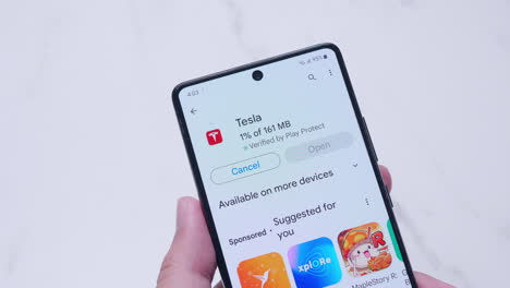 Herunterladen-Und-Installieren-Der-Tesla-Anwendung-Mit-Einem-Smartphone