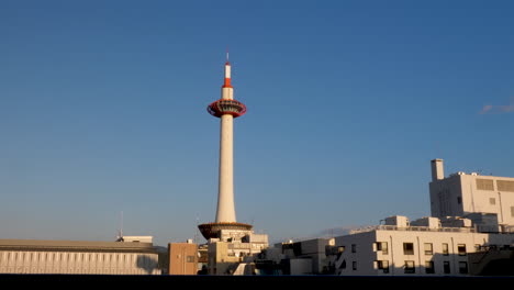 Torre-De-Observación-Con-Forma-De-Aguja,-Torres-Emblemáticas-Sobre-El-Horizonte-De-La-Ciudad-Japonesa.