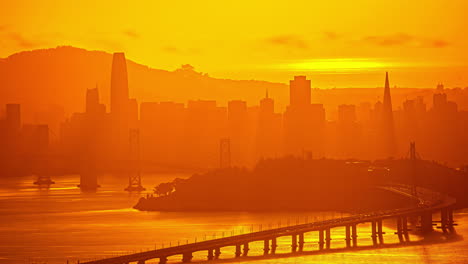 Skyline-Von-San-Francisco-Und-Bay-Bridge-Von-Oakland,-Kalifornien-Aus-Gesehen-–-Goldener-Sonnenuntergang-Im-Zeitraffer