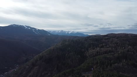 Wunderschöne-Berge-Voller-Pinien-Und-Erdbeerbäume-Und-Schnee-Im-Winter