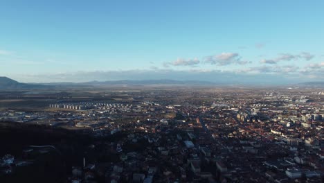 Die-Rumänische-Stadt-Brasov-Mit-Ihren-Gebäuden,-Architektur,-Häusern,-Straßen-Und-Alleen-Unter-Blauem-Himmel