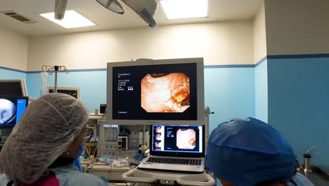 doctors-performing-a-laparoscopic-gastric-bypass-surgery-in-an-operating-room