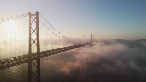 Ponte-25-De-April---Brücke-Vom-25.-April,-Eingehüllt-In-Morgennebel-Bei-Sonnenaufgang-In-Lissabon,-Portugal