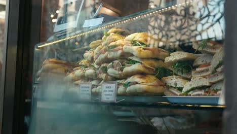 Venezianische-Schaufensterauslage-Mit-Typischen-Sandwiches