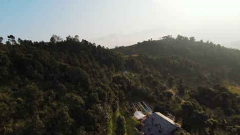 Drohnen-FPV-In-Nepal,-Drohnenaufnahme-Von-Grünen-Landschaften,-Bäumen-Und-Natur