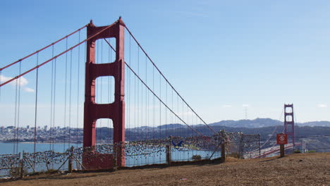 Candados-De-Amor---Representación-Del-Amor-Duradero-Entre-Parejas---Puente-Golden-Gate,-San-Francisco,-California---Plano-Amplio