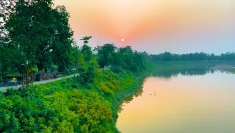 Tropischer-Fluss-Am-Dorf-Und-An-Der-Moschee-Im-Ländlichen-Bangladesch,-Südasien
