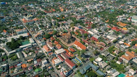 4K-Filmische-Urbane-Drohnenaufnahmen-Einer-Panorama-Luftaufnahme-Des-Tempels-Wat-Chedi-Luang-Im-Zentrum-Der-Stadt-Chiang-Mai,-Thailand,-An-Einem-Sonnigen-Tag