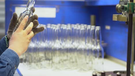 Experte-Prüft-In-Zeitlupe-Eine-Glasflasche-In-Einer-Flaschenfabrik