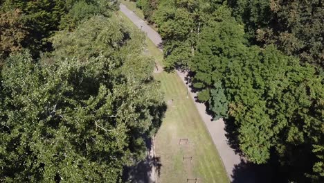 Viaje-Con-Drones-Parque-Público-Verde-Europeo-Con-Herramientas-De-Ejercicio-Entrada-Vacía