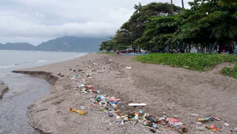 Haufen-Von-Plastikmüll-Und-Müll-Verschmutzen-Den-Strand,-Der-Vom-Meer-Auf-Der-Tropischen-Insel-Osttimor-In-Südostasien-Angespült-Wurde