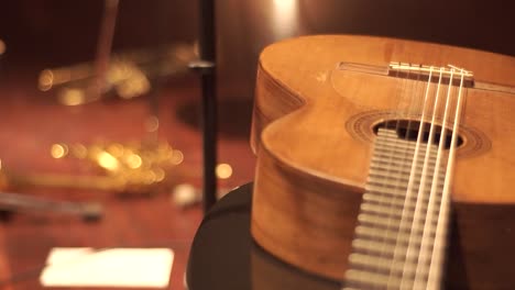 A-shot-displaying-a-classical-guitar-and-a-trumpet,-utilizing-a-focus-shifting-technique