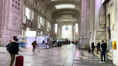 Travelers-walking-around-in-Milan-Central-Station,-Stazione-di-Milano-Centrale,-Italia