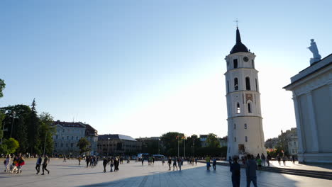Pintoresca-Plaza-De-Vilnius,-Plaza-Principal-Del-Casco-Antiguo-De-Lituania-Y-Calle-Histórica-De-La-Ciudad-De-La-Catedral-Neoclásica