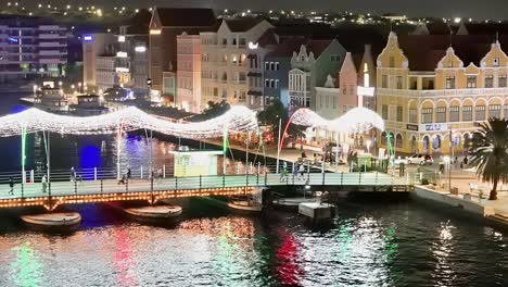 Blinkende-Weihnachtslichter-Schimmern-Und-Leuchten-Vor-Dem-Wasser-In-Willemstad,-Curaçao