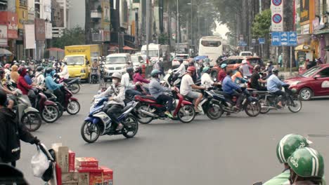 Berufsverkehr-Mit-Motorrädern-Und-Autos-In-Saigon,-Verkehrsstaus-In-Ho-Chi-Minh-Stadt