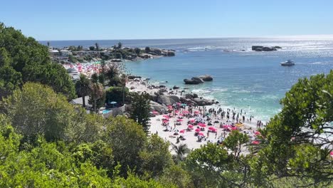 Ein-überfüllter-Strand-Am-Clifton-Beach-In-Kapstadt,-Südafrika,-Totalaufnahme-Von-Menschen,-Die-Sich-Im-Sand-Entspannen