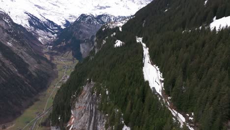 Pintoresco-Valle-Montañoso-De-Suiza-Con-Ferrocarril-Y-Tren-Cuesta-Arriba