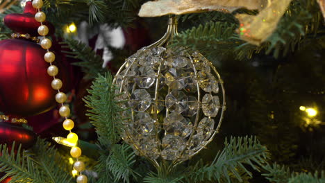 Nahaufnahme-Von-Wunderschönen-Kristall--Und-Roten-Ornamenten,-Die-Einen-Weihnachtsbaum-Schmücken