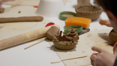 Kinder-Arbeiten-In-Der-Töpferwerkstatt-Mit-Keramik