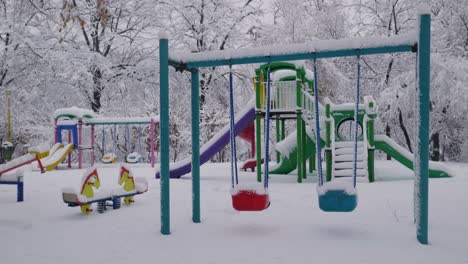 Parque-Infantil-Vacío-En-El-Parque-Con-Nieve-Profunda-En-Invierno