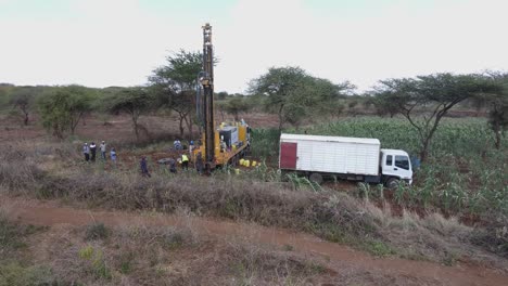 Bohrmaschinen-Graben-Brunnen-Für-Trinkwasser-Auf-Dem-Afrikanischen-Land