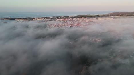 Nubes-Que-Envuelven-La-Histórica-Ciudad-De-Lisboa,-Portugal-Durante-El-Amanecer.