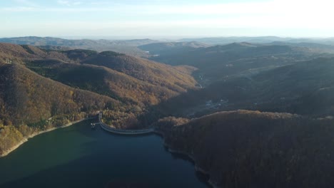 Unglaubliche-Drohnenaufnahme-Von-Bergen-Mit-Grünen-Bäumen-Unter-Einem-Wunderschönen-Blauen-Himmel
