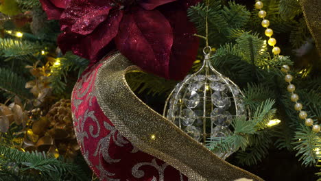 Nahaufnahme-Einer-Wunderschönen-Kristallverzierung,-Die-Einen-Weihnachtsbaum-Schmückt