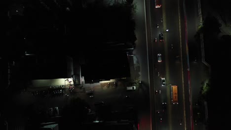 Rajkot-Luftbild,-Drohnenansicht,-Telefonkamera,-Die-Sich-Nach-Unten-Bewegt,-Viele-Fahrzeuge-Fahren-Und-Viele-Fahrräder-Auf-Dem-Parkplatz-Geparkt-Sind