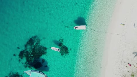 Boote-Schwimmen-Im-Kristallklaren-Wasser-Am-Strand-Der-Malediven,-Luftaufnahmen