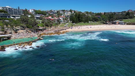 Scenic-Bronte-Beach-With-Bronte-Baths-Swimming-Pool-In-Australia---Aerial-Drone-Shot