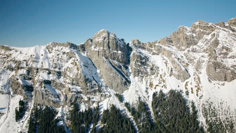 Cumbre-Nevada-Y-Acantilado-Del-Macizo-Montañoso-De-Diablerets-Cerca-De-Solalex-Y-Anzeinde-En-Vaud,-Suiza