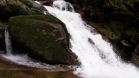Moosbedeckte-Felsen-Im-Rauschenden-Fluss-Bugio,-Portugal