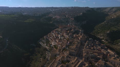 Ragusa-Ibla,-Un-Famoso-Antiguo-Pueblo-De-Montaña-En-Sicilia,-Italia,-Rodeado-Por-Un-Cañón