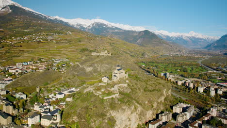 Panorama-De-La-Basílica-De-Valere-Y-El-Castillo-De-Tourbillon-En-Sion,-Cantón-De-Valais,-Suiza