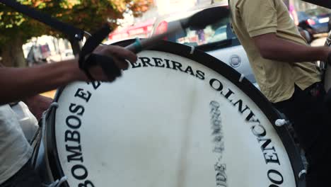 Portugiesische-Musiker-Der-Kulturparade-Spielen-Trommeln-Auf-Den-Straßen-Portugals