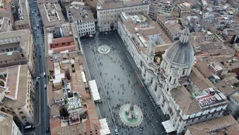 Wunderschöne-Luftaufnahme-Einer-öffentlichen-Esplanade-Voller-Menschen-Und-Gebäude-In-Der-Stadt-Rom