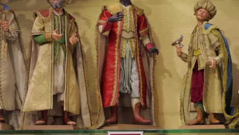 Tourist-souvenir-ornamental-figurines-on-display-in-curios-shop-Italy