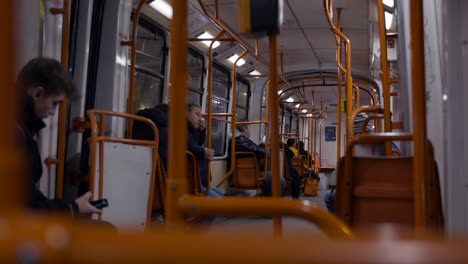 Menschen-In-öffentlichen-Verkehrsmitteln-Am-Frühen-Morgen