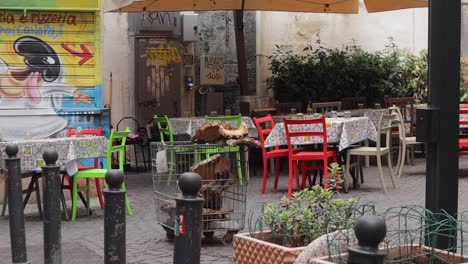 Tische-Und-Stühle-Vor-Dem-Italienischen-Trattoria-Seitenstraßenrestaurant-Warten-Auf-Kunden