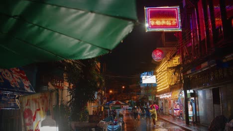 Calle-Lluviosa-Y-Húmeda-De-Bangkok-Por-La-Noche-Con-Coloridas-Luces-De-Neón