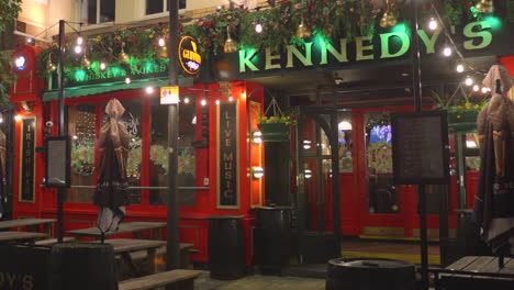 Evening-ambiance-at-Kennedy-Irish-Pub-in-Altrincham-with-outdoor-seating-and-live-music-sign