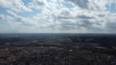Panoramaaufnahme-Der-Stadt-Rom-Mit-Ihren-Flüssen-Und-Brücken-Zwischen-Den-Häusern,-Straßen-Und-Alleen,-Mit-Den-Lichtern-Der-Sonne-Und-Den-Schatten-Der-Wolken